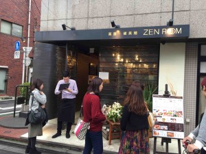 平日のずれた時間のランチでも、ずっと列があります。