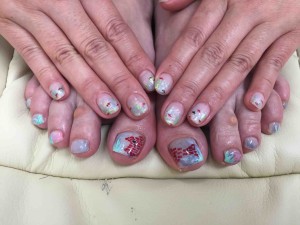 左手の薬指に１匹だけスイミー。足は親指２本で大きくなった魚たちを表現