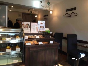 こじんまりした店内はご夫婦で切り盛りしている模様