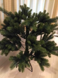 木は２つのパーツに分かれてます。あと台座の足。