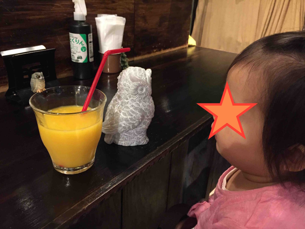 オレンジジュースのコップのふちにもふくろう