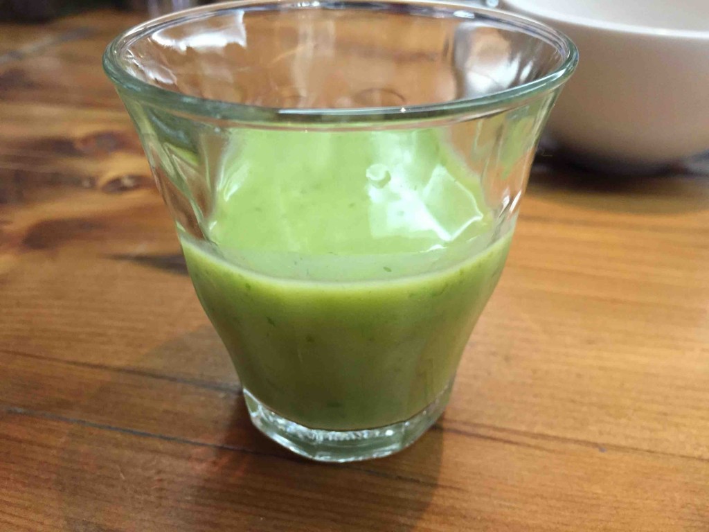 この日のジュースは、小松菜、アボカド、はちみつ、グレープフルーツとあともう１つなんか（聞いたけど忘れた汗）が入ったもの