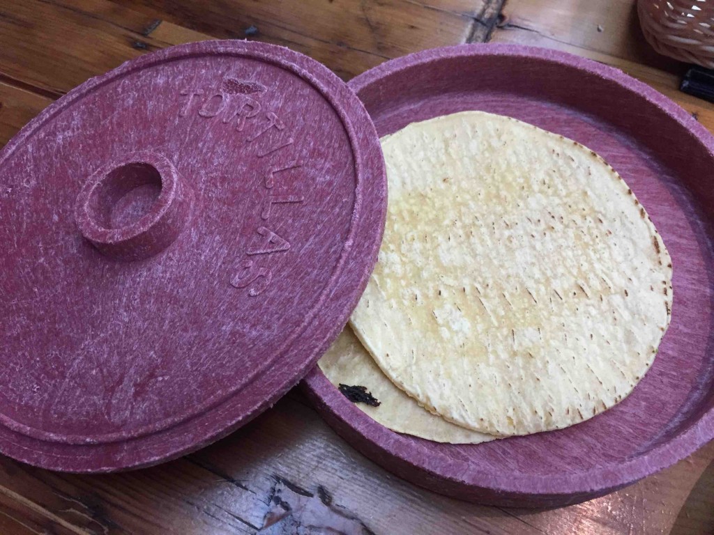 トルティーヤはちゃんと一人ずつトルティーヤ入れでサーブ