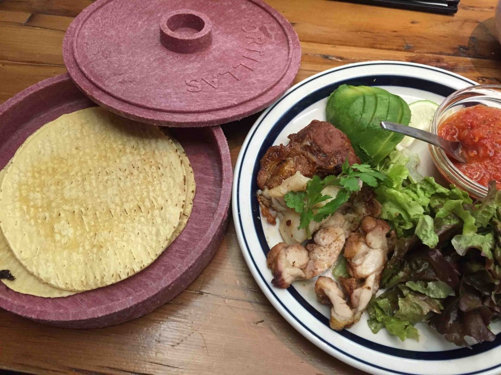 タコス924円＋TAX＝1000円（ミニフレッシュジュース＆スープ付き）