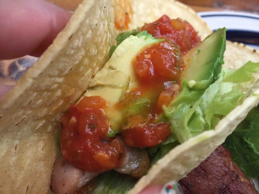 自分で包んで、サルサソースとライムをかけてどうぞ