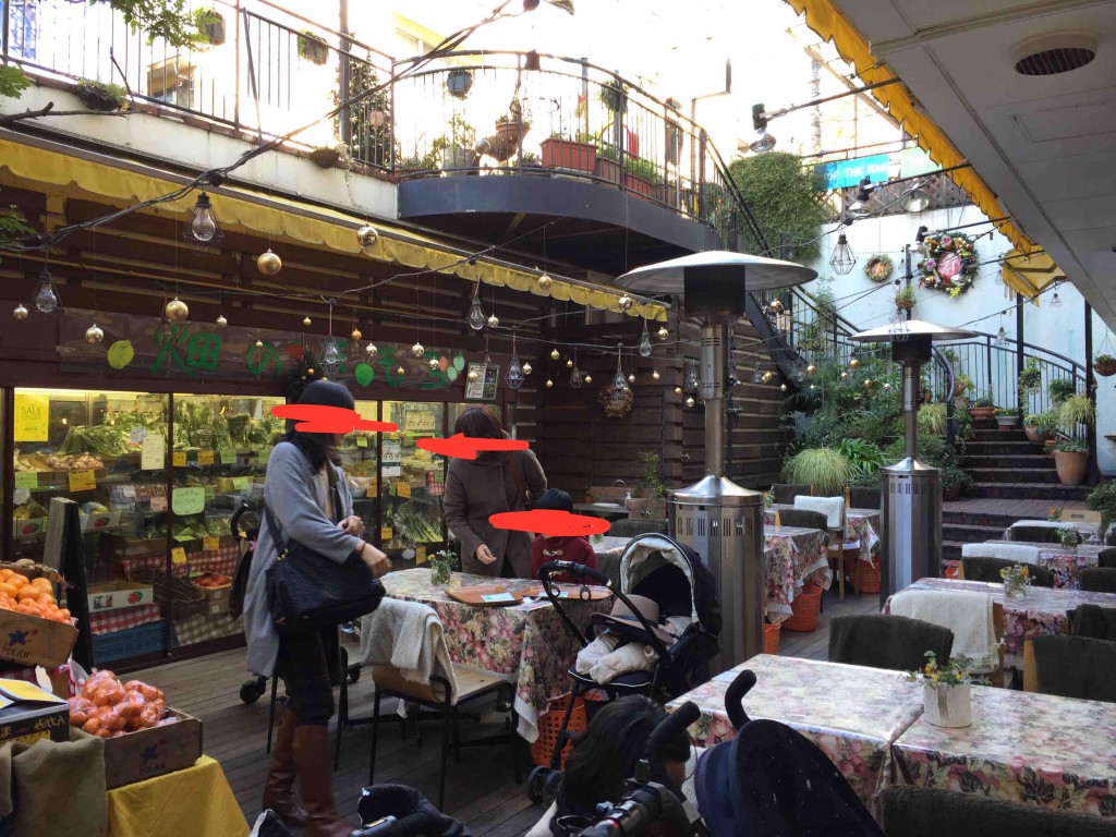 テラス席には大きなストーブが２つあるので、混んでいるときは外を選ぶのも◎