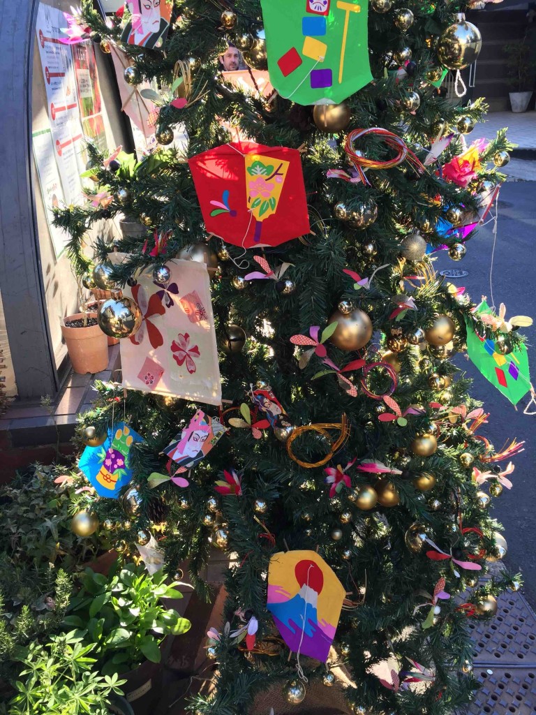 クリスマスツリーがお正月飾りに変身！斬新！！