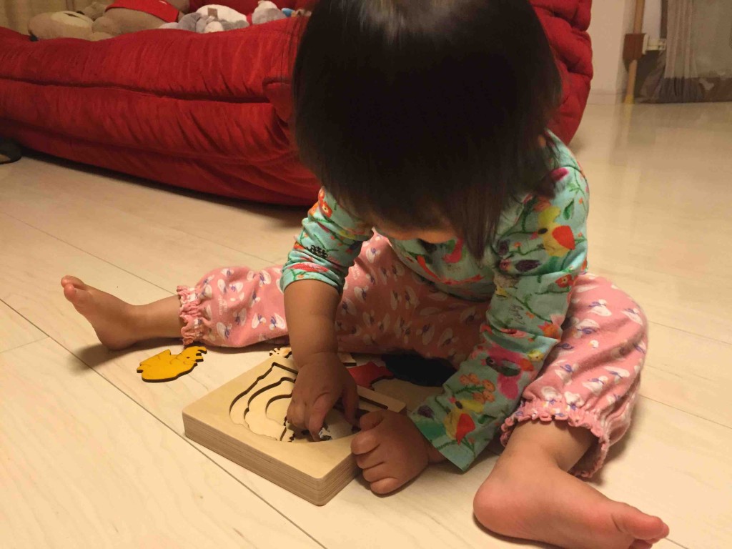 帰宅後、買ったばかりのパズルに夢中