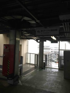 ３階に止めたらエレベーターを１階回避できます。