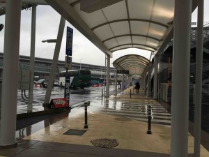 この日はあいにくの雨だったけど、空港までの道はずっと屋根があるから濡れない。
