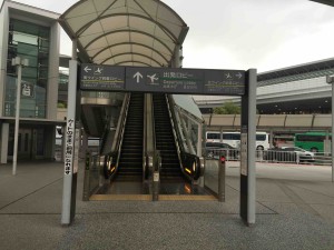 看板の先でエスカレーター。カートで乗れるタイプなので安心。