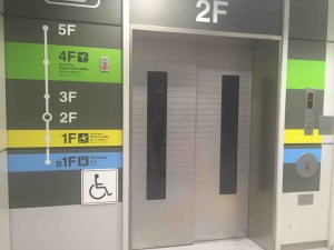 出発ロビー４Fへ。エレベーターも見つけやすい