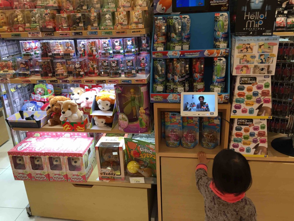 チェックイン後、出国審査前はウィンドウショッピング