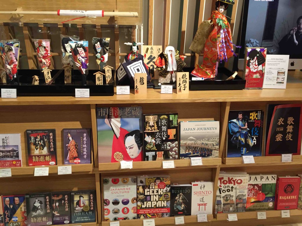 もちろん商品販売もやってます（笑）。海外の友達のお土産にどうぞ。