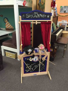 日本にはなかなかない、自宅用人形劇のセット