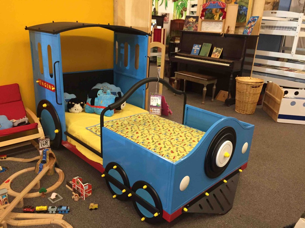 こんなベットだったら楽しそう＆周りのおもちゃはすべて展示。だから子どもが夢中で遊びます