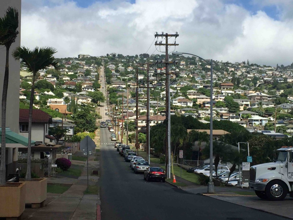 メインストリートから横道に入ると、山に向かって延びる道