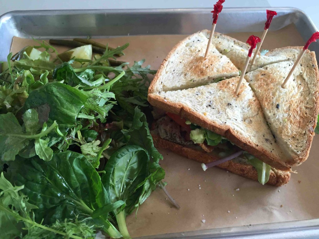 アボカド＆マグロのサンドイッチ。