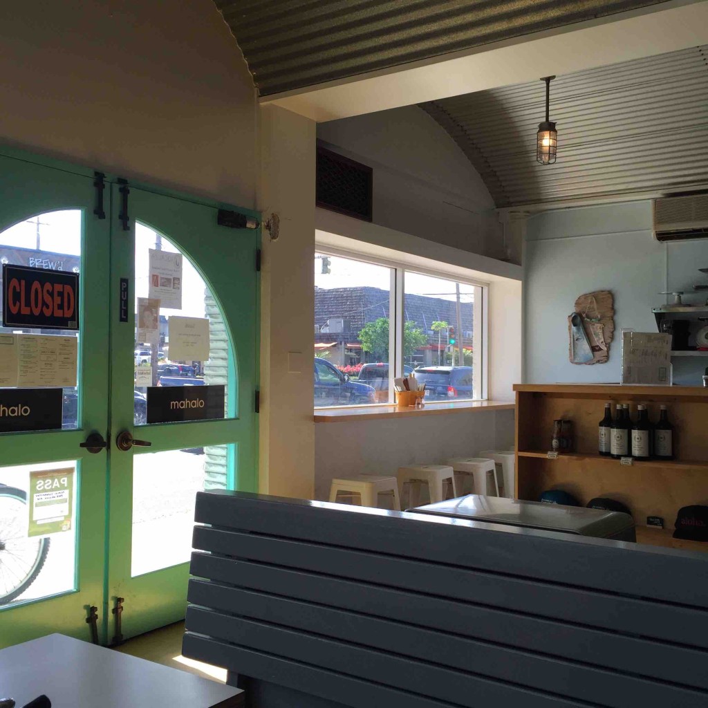 店内は通りに面したカウンター席とテーブル席。