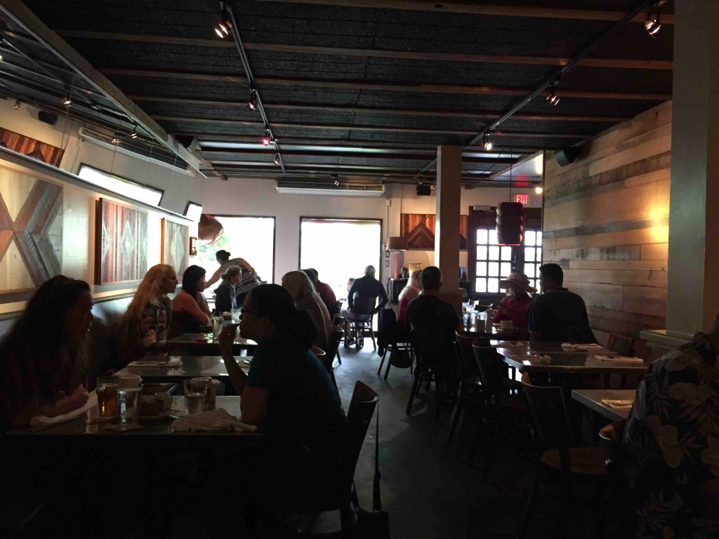 意外に席数はあるが、予約したほうがベター