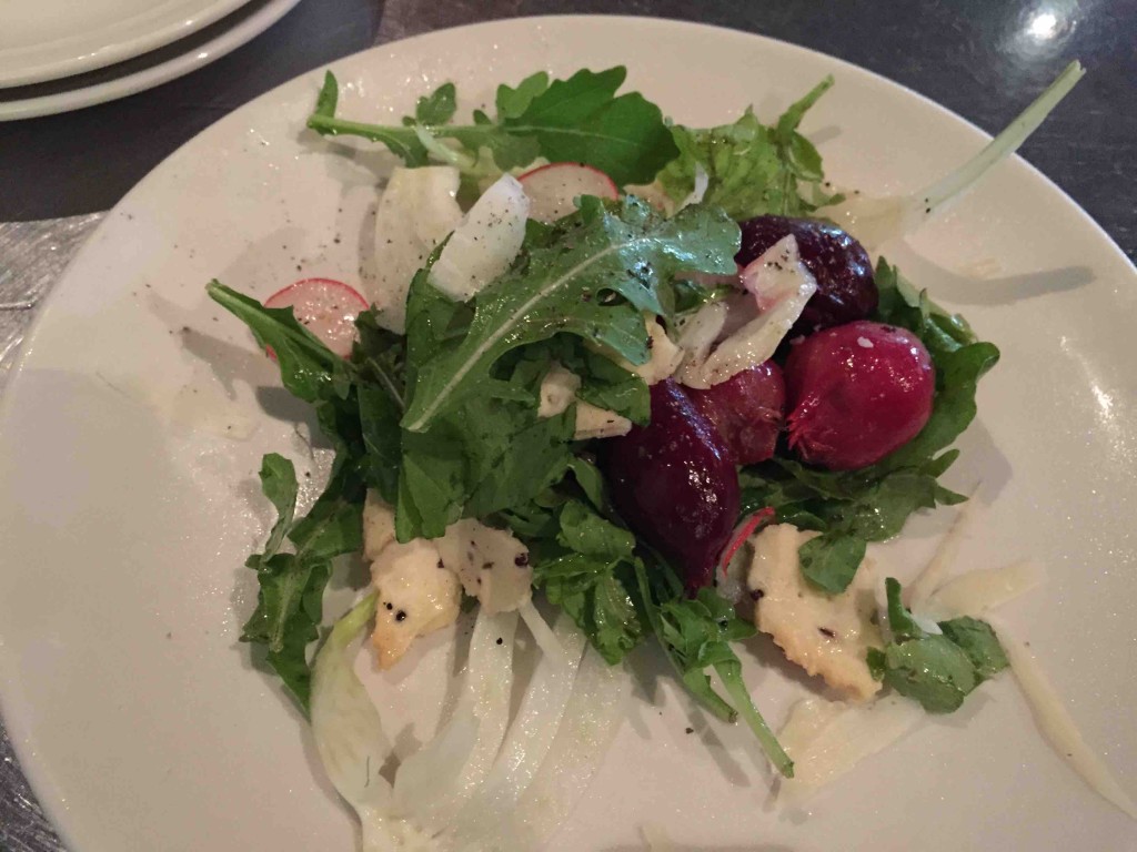 roasted beets, radish, fennel, arugula, parmigiano, lavosh $8.5（この表記でこのサラダが出てくるとは、絶対思わない）