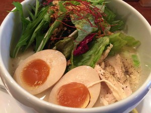 名物「鶏白湯塩味」ラーメン８５０円