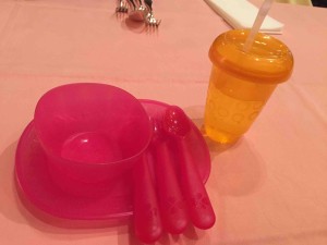 最初に、子ども用の取り皿類＆お水が完璧な形で出てきたー！