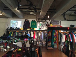 golのオフィシャルショップだけあって、ユニフォームやジャージ的なモノが充実。