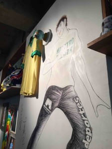 カフェスペースの壁に大きくどどーんと！！