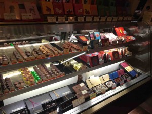 ショーケースにはチョコレートもたくさん