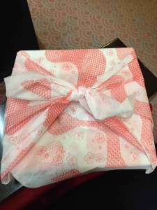 素敵な風呂敷包みの中をあけると・・・