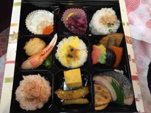 目にも鮮やか、９つの敷居の中にぎっしり。