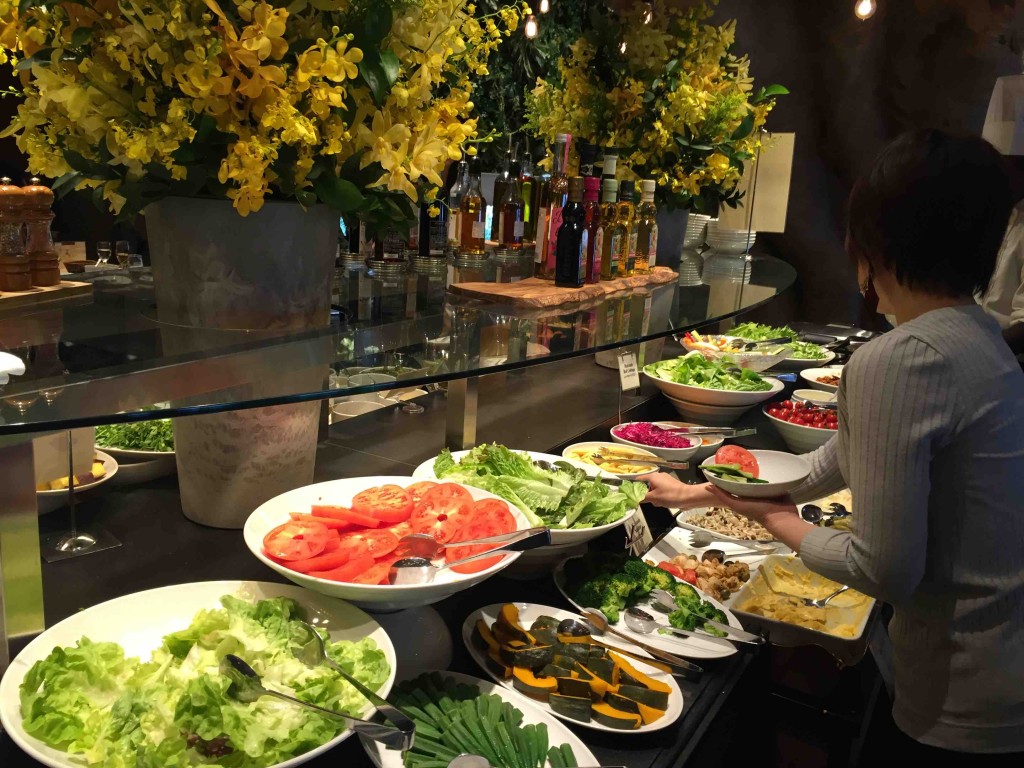 おなじみサラダバーは大きな木の横に鎮座