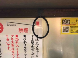 女性にも優しくて、髪の毛をまとめるゴムあります。あとエプロンも出してくれます。