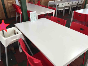 子ども用の椅子も相当数あって、最初からテーブルに置いてある。