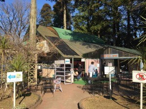 レストラン「WOODY HILL」は室内＆屋外に席あり。