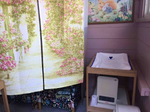 オムツ替え兼授乳室にはちゃんと暖房が！