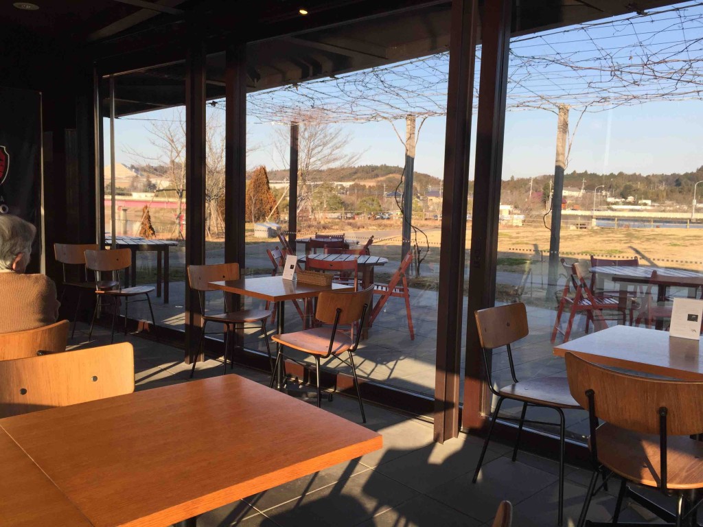 テラス＆店内席がある。店内はすべてカラス張りなので、冬でも温室のようにあったか☆