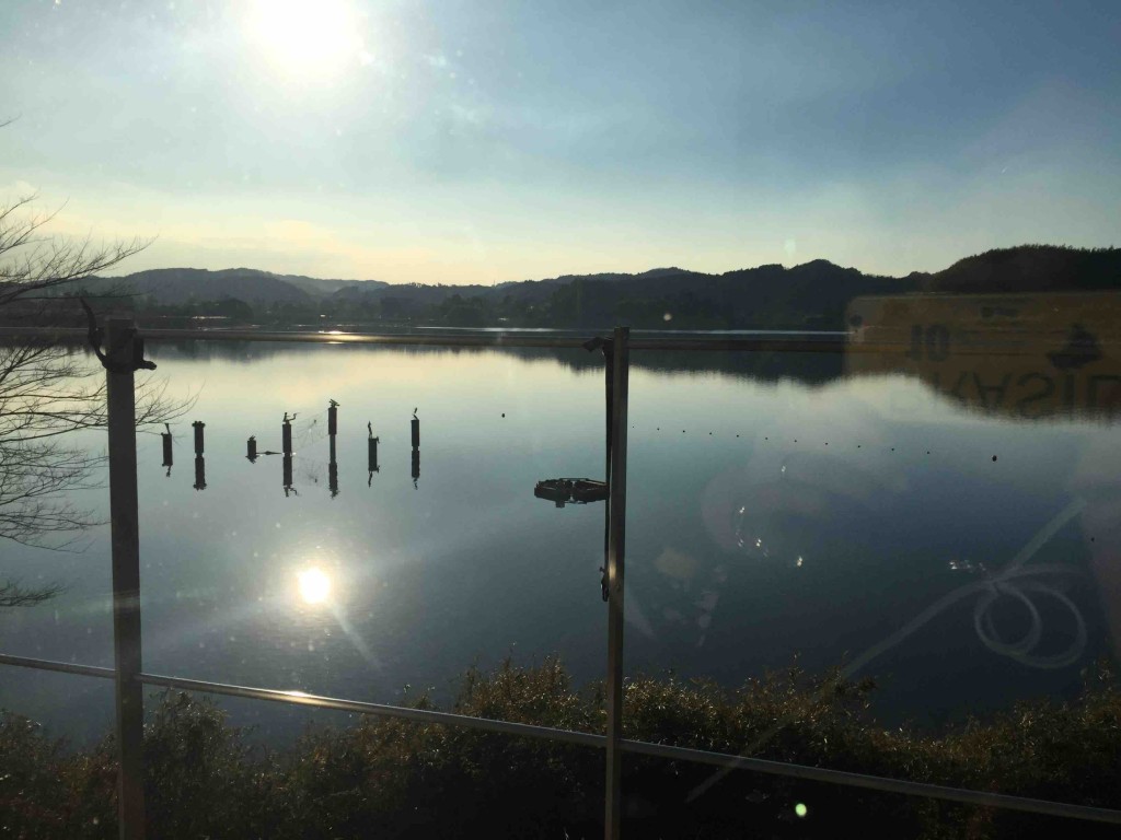 ガラス張りの店内からの湖畔の景色は、美しい！