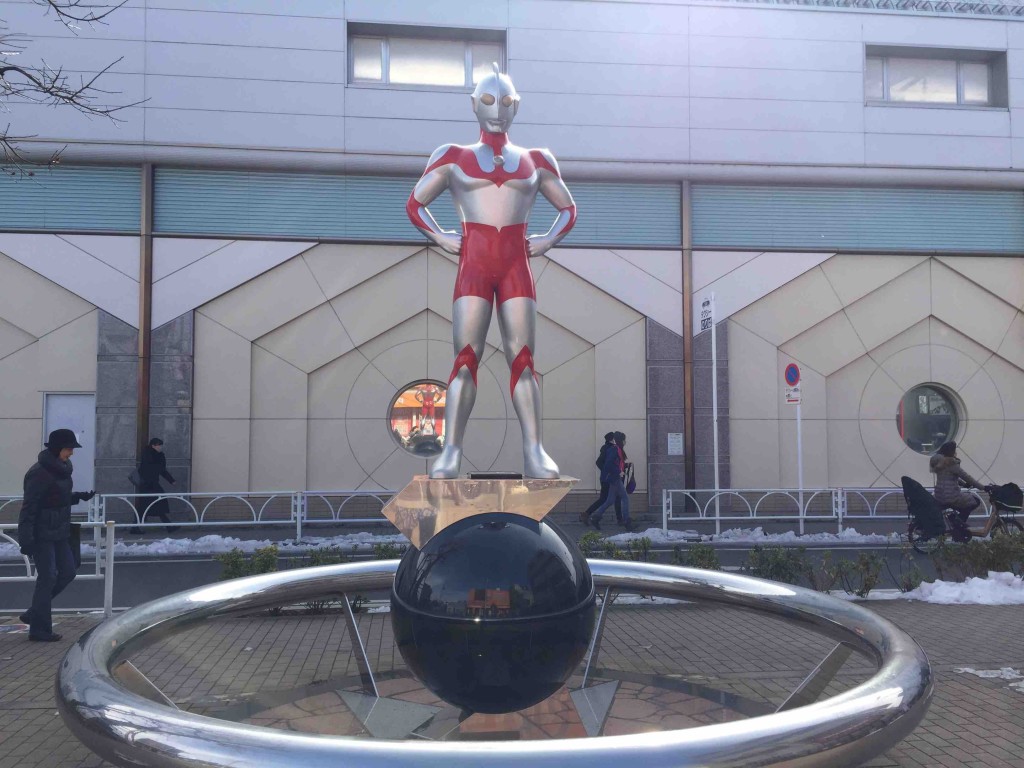 駅前には、どーんっとウルトラマン