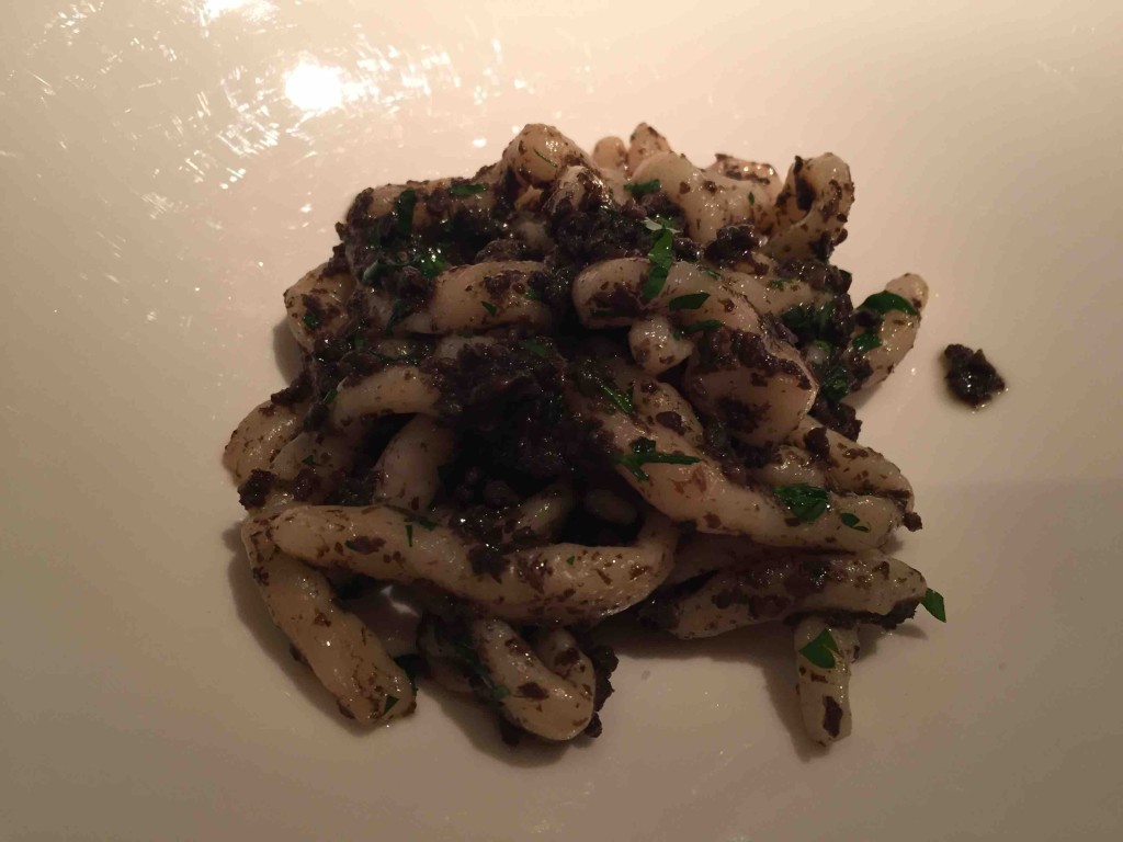 パスタは「ウンブリチェッリ」マッシュルームのラグーをチョイス（イタリア産手打ちパスタ用小麦粉で練ったもちっとしたセミロングパスタ）