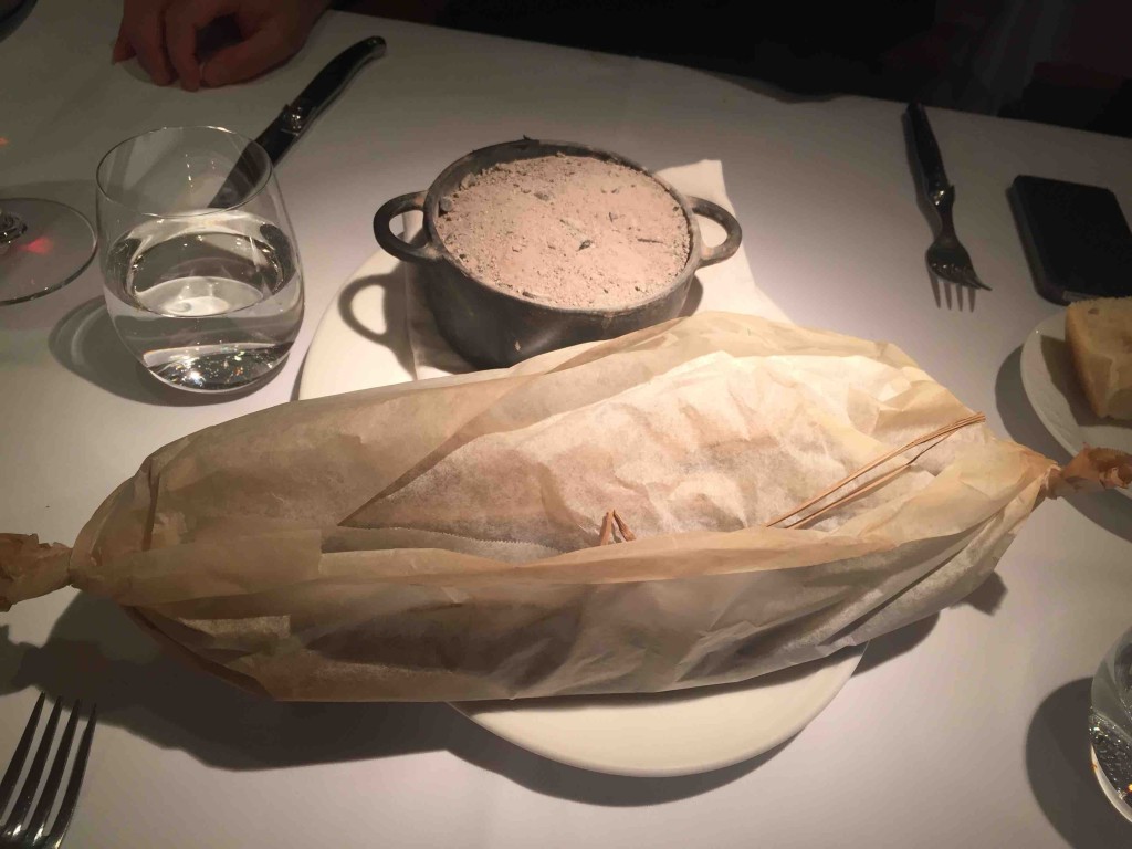 メイン料理はお店の看板メニュー、スペシャリテ「仔羊の藁包みロースト」