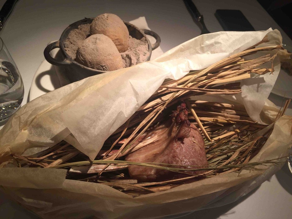 目の前で開いてくれると、中から藁とハーブのいい香り！付け合わせの灰埋めローストのじゃがいもいい感じ。