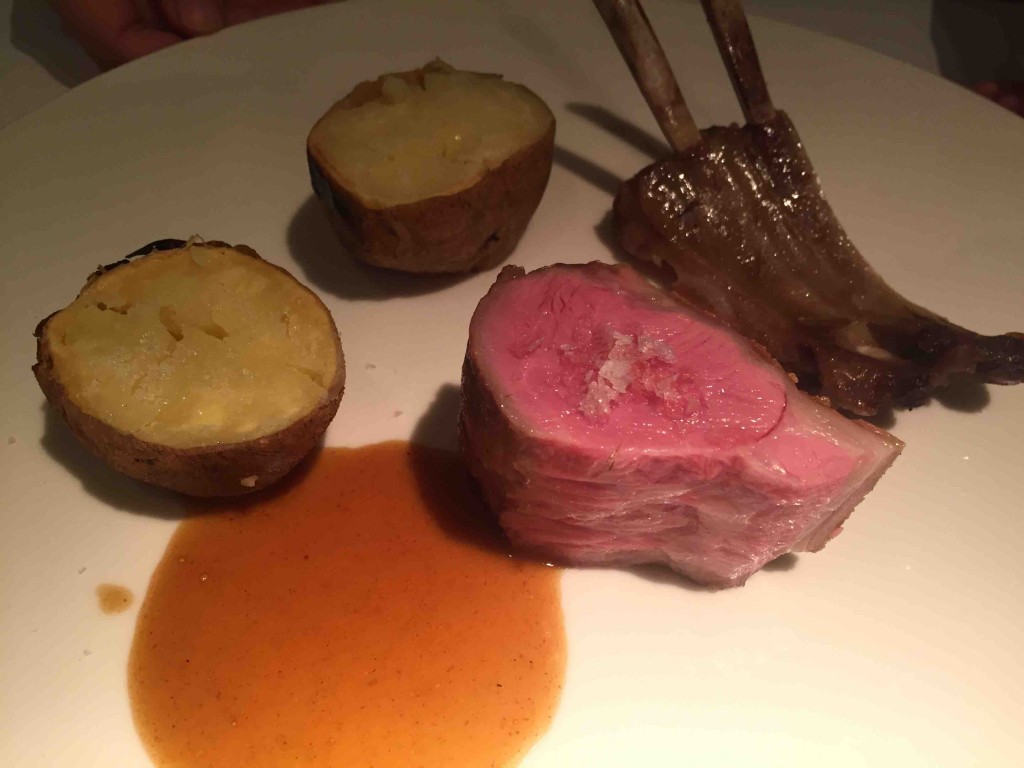 切り分けてくれた羊。もうどうやったらこんなキレイなピンク色になるのか！？と思うほど美しい焼き色。骨付き部分は手で持ってかぶりつきが正解。