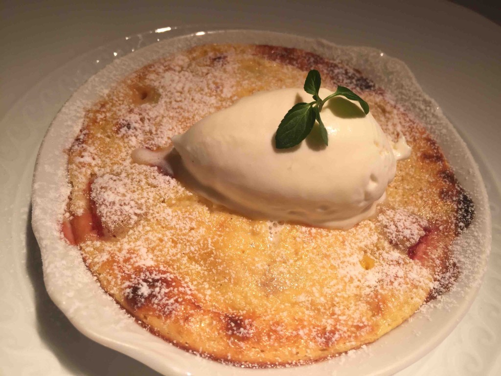 デザートも素敵。上に載っているのはホワイトチョコレートのアイスクリーム。オーブンで焼いたイチゴとカスタード（たぶん）のデザートに溶かしながらいただきます。幸せすぎ。