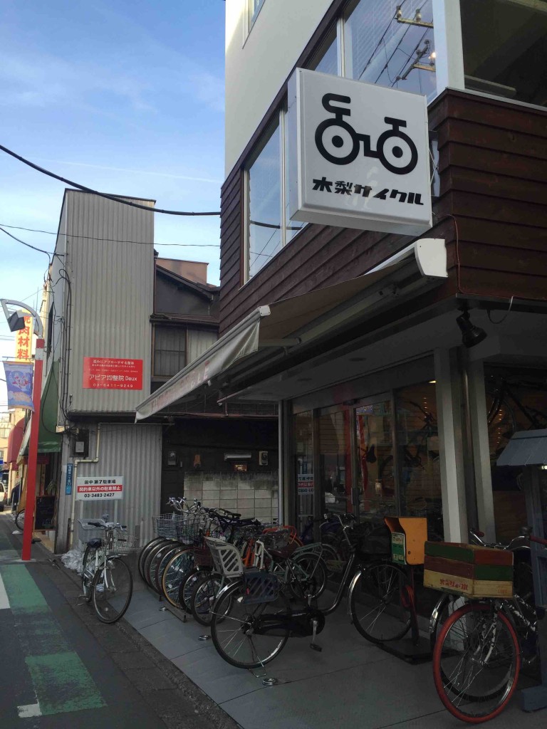 おしゃれな自転車屋さん。２階はカフェ兼ショップになっている