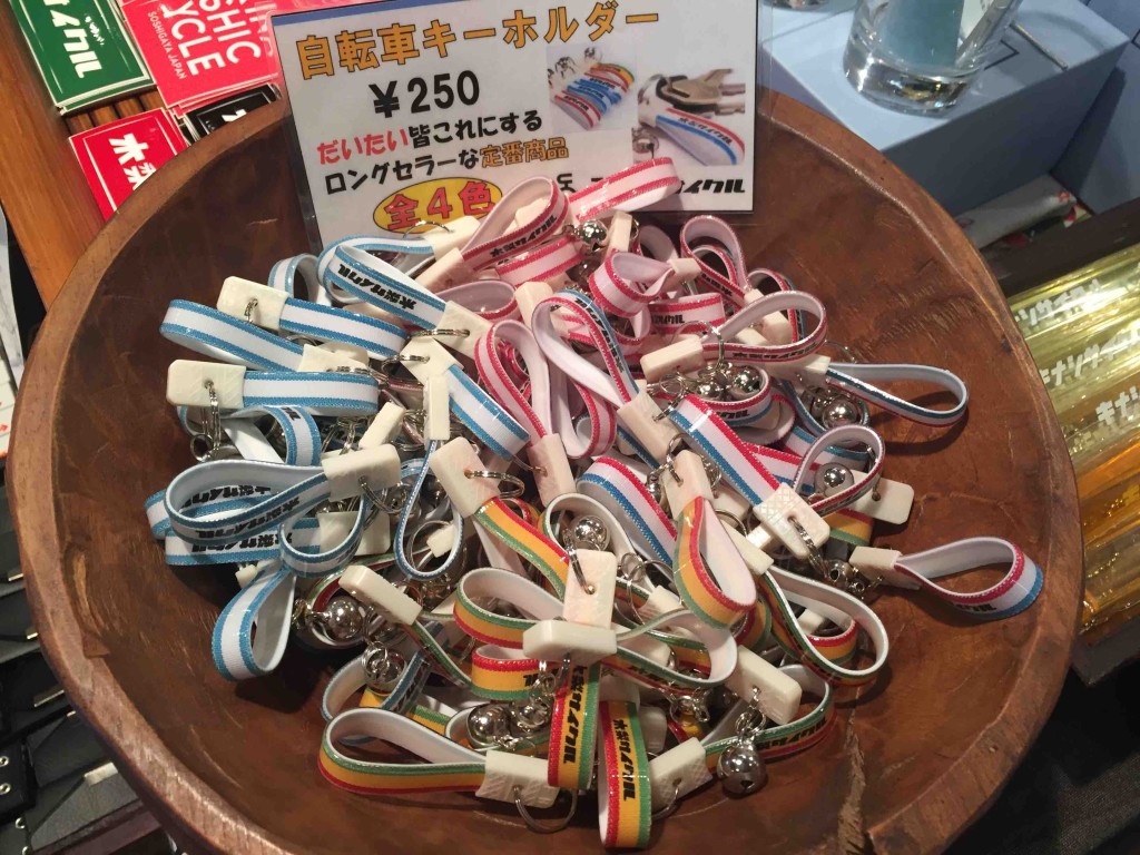 グッズもかなりセンスフルかつ本気のものばかり。手軽なお土産は昭和感あふれるキーホルダーかしら？