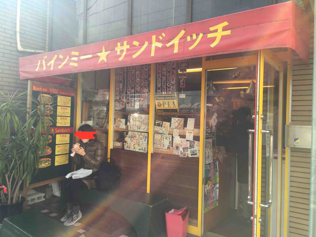 店内には席はなく、外にベンチが少しだけあります