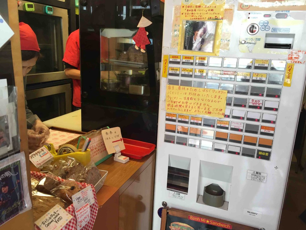 扉を入って目の前の食券機で買って、すぐ左を向いて提出。