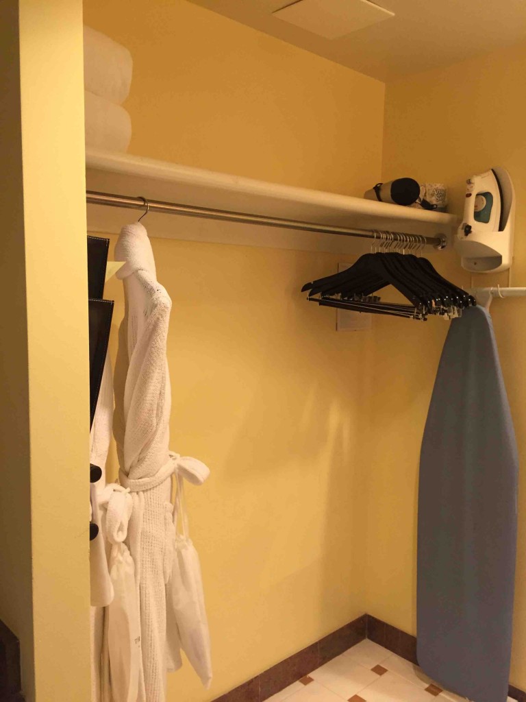 クローゼットも十分。アイロンもバスローブもある。